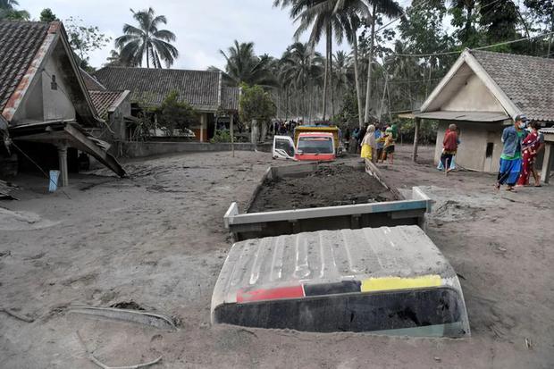 La ceniza expulsada por el volcán Semeru cubre casas y camiones en la aldea de Sumber Wuluh, en Indonesia. (Reuters).