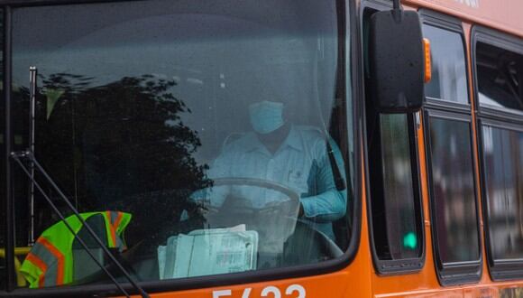 Los conductores en Los Angeles usan mascarillas para prevenir el contagio de coronavirus (Fuente: AFP)