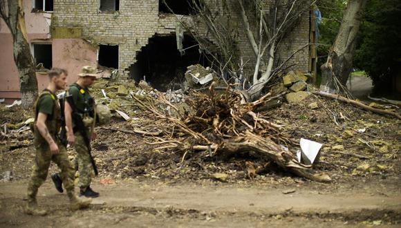 Soldados ucranianos caminan por un barrio de Bakhmut destruido por los rusos. AP