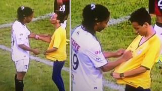 Crack: Ronaldinho firmó camiseta de hincha que entró al campo