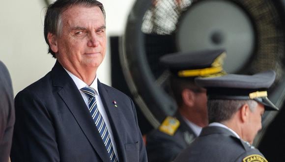 El presidente brasileño, Jair Bolsonaro, gesticula durante una ceremonia de graduación de cadetes en la Academia Militar Agulhas Negras en Resende, estado de Río de Janeiro, Brasil, el 26 de noviembre de 2022. (Foto referencial de TÉRCIO TEIXEIRA / AFP)