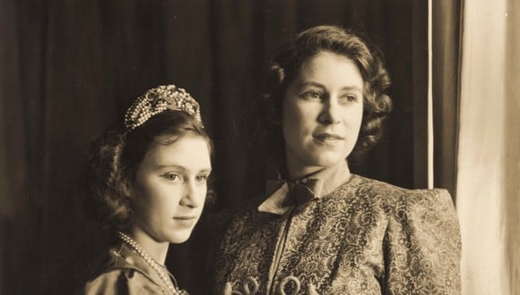 La reina Isabel II del Reino Unido y su hermana Margarita en la obra de teatro Aladdin en 1943. (Foto: Royal Collection Trust)