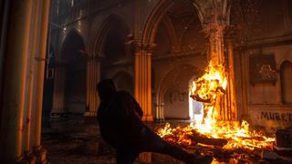 Protestas en Chile: encapuchados incendian iglesia de Carabineros | FOTOS