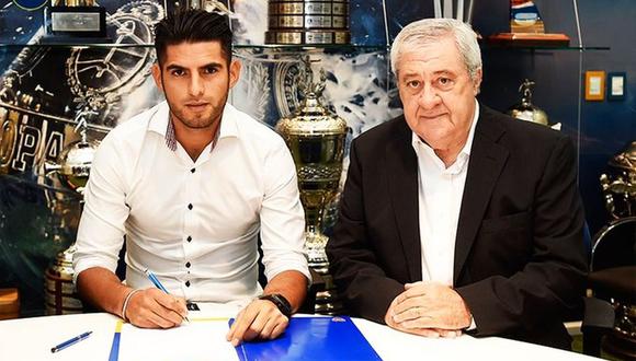 Zambrano firmando su contrato con Boca Juniors; el presidente Jorge Ameal aparece a su lado. (Foto: Difusión)
