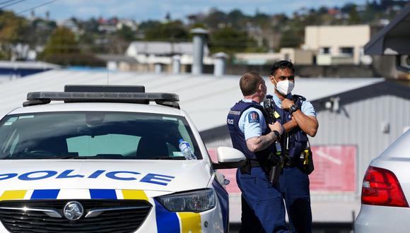 La policía resguarda las afueras de la mezquita Masjid-e-Bilal en Auckland el 4 de septiembre de 2021, un día después de un ataque terrorista. (Diego OPATOWSKI / AFP).