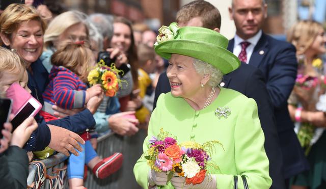 Para la ocasión, la reina lució un conjunto en color verde pistacho con un sombrero a juego, como es habitual, mientras que Meghan se decantó por un traje color hueso de Givenchy, que decoró con un cinturón negro, y llevó la cabeza descubierta. (AFP).