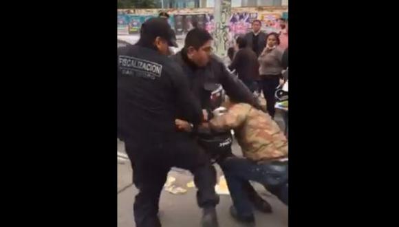 San Isidro: fiscalizadores agarraron a golpes a motociclista