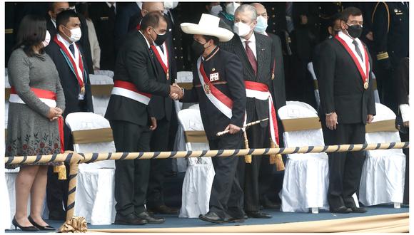 En la imagen, el ministro del Interior Luis Barranzuela saluda al presidente de la República, Pedro Castillo, durante la ceremonia por el bicentenario de la Marina de Guerra del Perú. (Foto: César Campos /@photo.gec)
