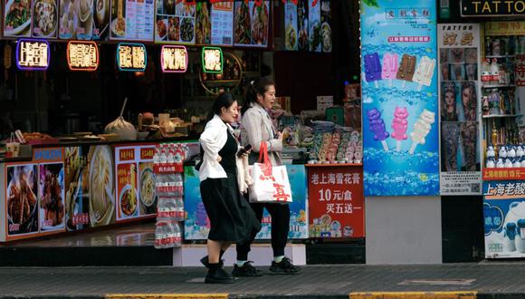 La gente pasa por restaurantes en una calle de Shanghai, China, 15 de abril de 2024 (publicado el 16 de abril de 2024). Un informe de la Oficina Nacional de Estadísticas de China mostró un crecimiento interanual del 5,3 por ciento en la economía nacional durante el primer trimestre de 2024, superando el crecimiento esperado del mercado del 5,0 por ciento y marcando la tasa más alta desde el segundo trimestre de 2023 | Foto: EFE/EPA/ALEX PLAVEVSKI