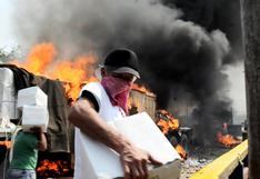 Venezuela: molotov lanzada por opositor habría quemado camiones con ayuda | VIDEO