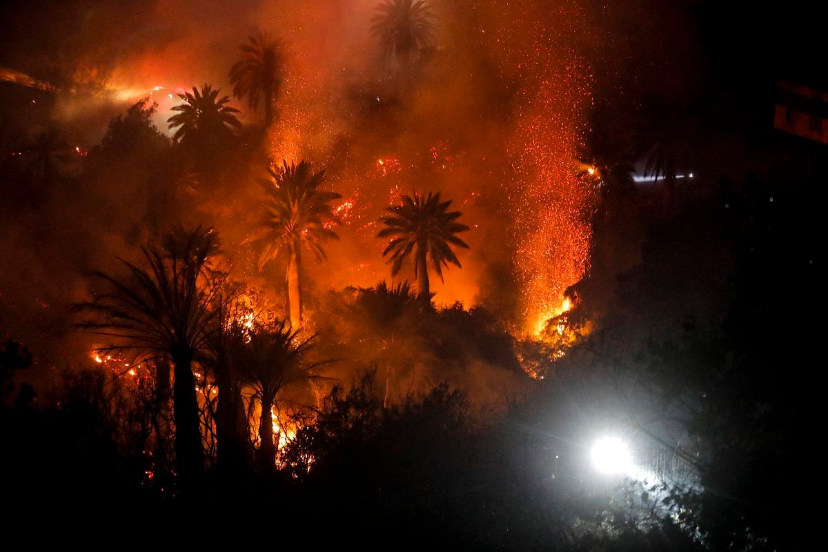 A forest fire affects the hills of Viña del Mar, where hundreds of homes are located, in the Valparaíso Region, Chile, on December 23, 2022. (Photo by JAVIER TORRES / AFP)