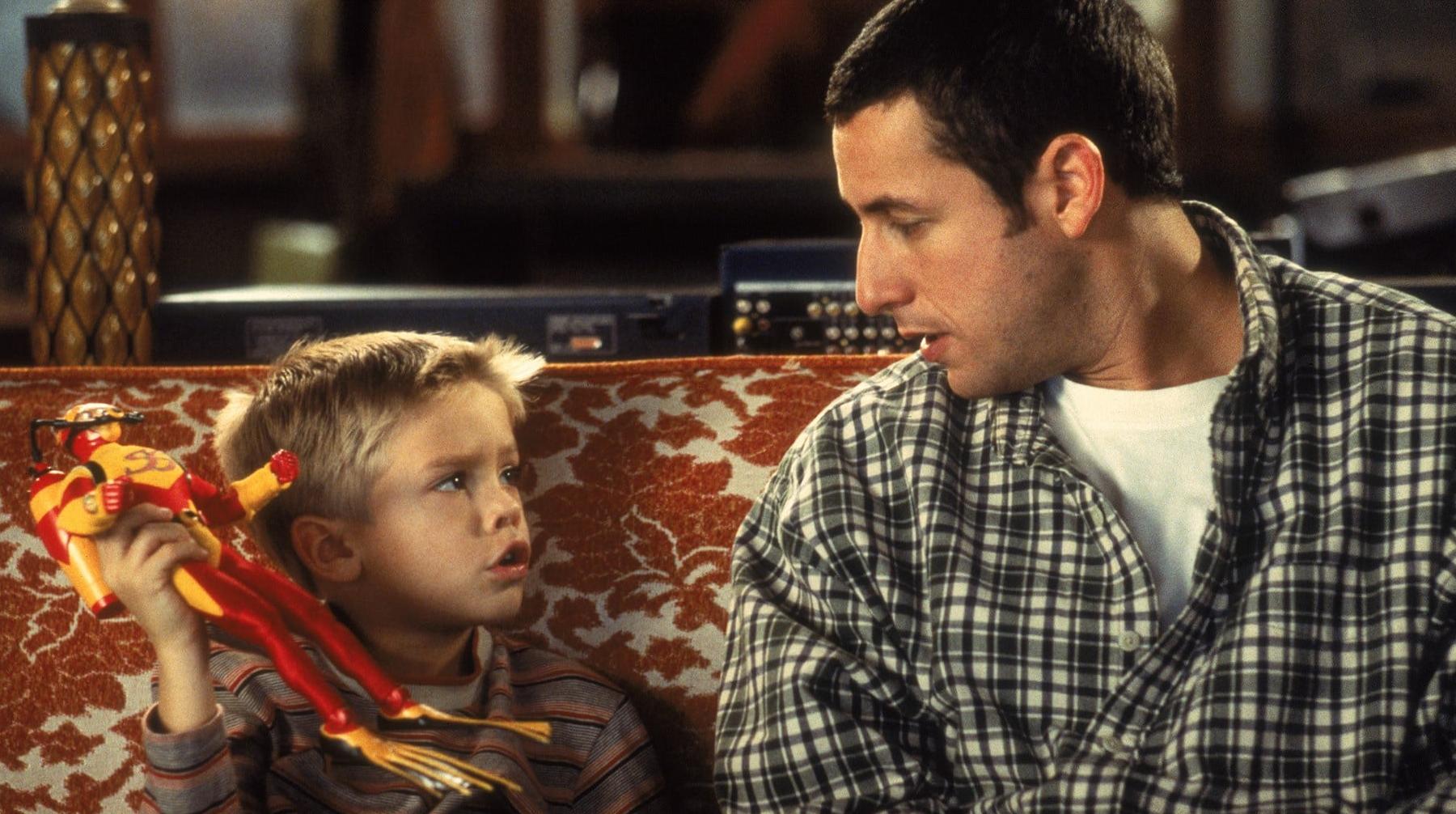 Adam Sandler se reencuentra con ‘su hijo’ en “Un papá genial” 20 años después. (Foto: Captura de video)