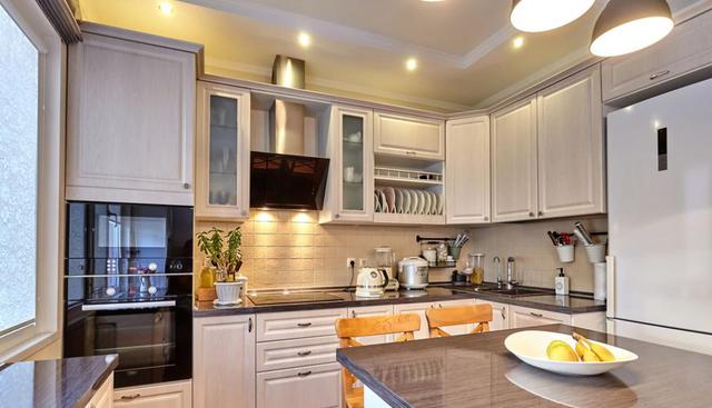 Iluminación. En este ambiente integrado, es recomendable emplear pequeñas luces blancas en la cocina, ya que permitirá tener una mejor visión de las cosas. Una luz amarilla sobre el comedor servirá para dar calidez. (Foto: Shutterstock)