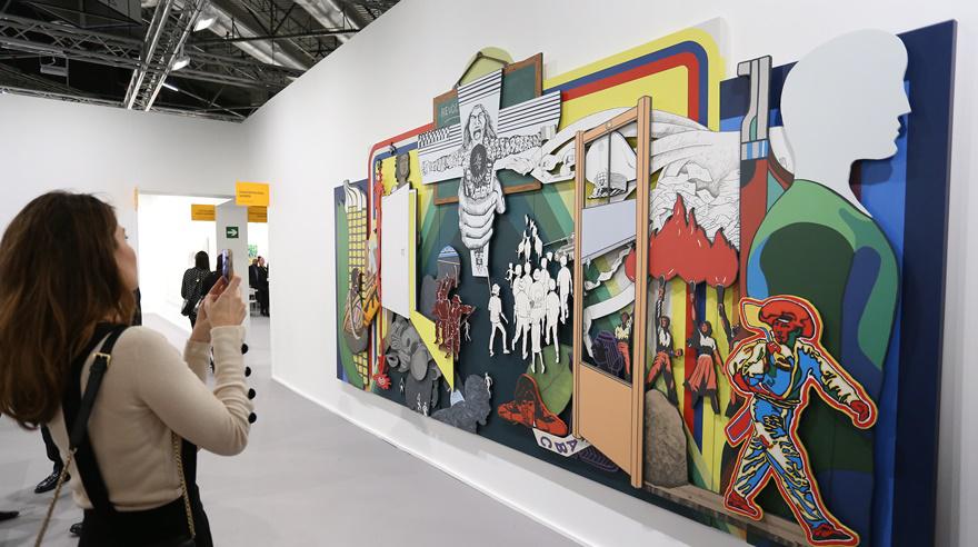 En el stand de Impakto, dentro de la sección peruana, espectadores observan sorprendidos el ensamblaje de Claudia Martínez Garay. (Foto: Víctor Idrogo)