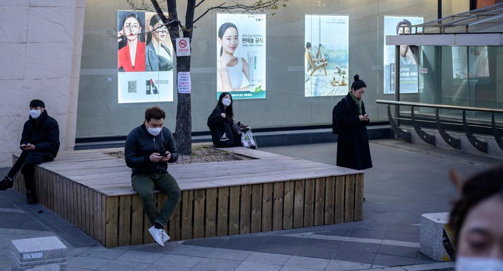 Una imagen cotidiana en Seúl. Las personas circulan en las calles con máscaras faciales como precaución ante el nuevo coronavirus. (Archivo/AFP/Ed Jones)