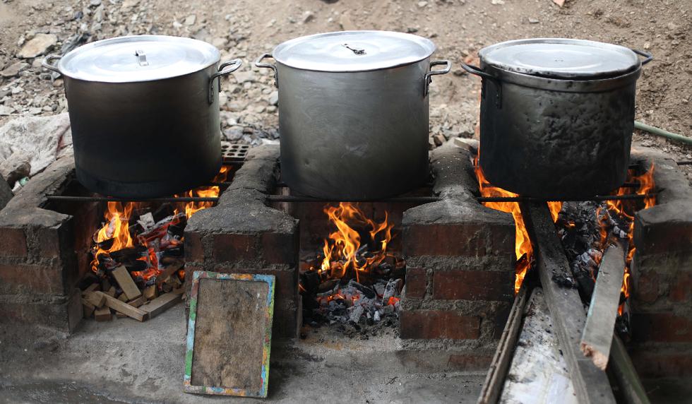 Las ollas comunes que surgieron en pleno apogeo de la pandemia de la covid-19 han sido de gran apoyo para muchos hogares, lastimosamente ahora, por la falta de apoyo muchas de estas han cerrado por sus diversas necesidades.
Foto: Julio Reaño / @photo.gec