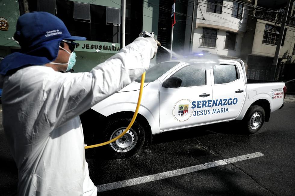 Personal de la Municipalidad de Jesús María también realizó limpieza a unidades de patrullaje de serenazgo y PNP. (Foto: Miguel Yovera)