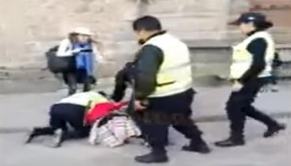 La mujer es derribada por agentes municipales del Cusco. (Captura de pantalla: Youtube)