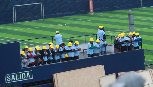 Un numeroso grupo de evangélicos llegó hasta la explanada del estadio de Alianza Lima. Lucían polos, tenían equipos de soldadura y borraron los símbolos del equipo de fútbol. (Foto: Lino Chipana / El Comercio)