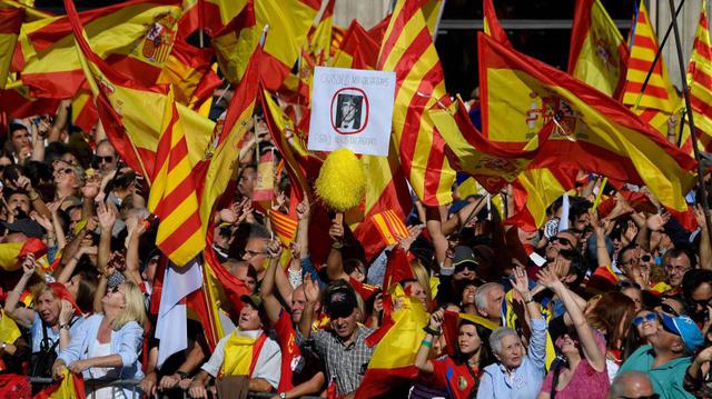 Bajo el lema "¡Todos somos Cataluña!" y un mar de banderas españolas y catalanas, una multitud inundó el elegante paseo de Gracia de la capital catalana: 300.000 según la policía local, 1 millón según la delegación del gobierno español y 1,1 millones según los organizadores. (Foto: AFP)