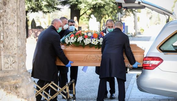 Imagen muestra el traslado de los restos de un fallecido por el coronavirus en Lombardía, Italia. Foto: AFP