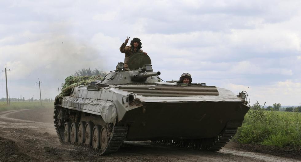 Un militar ucraniano de la 3.ª Brigada de Asalto Separada muestra el signo V mientras viaja en un vehículo blindado de transporte de personal (APC) cerca de la ciudad de Bakhmut, región de Donetsk, este de Ucrania, el 1 de julio de 2023. (EFE/EPA/ALEX BABENKO).