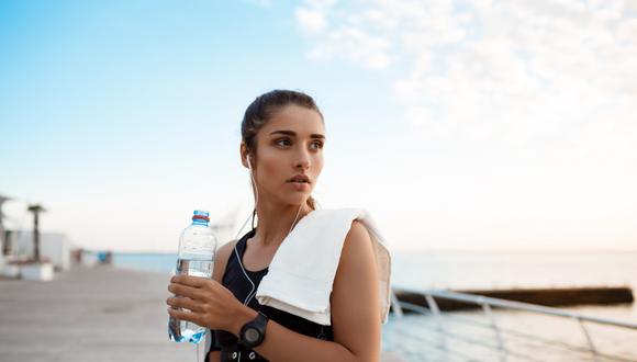 La hidratación durante una ola de calor es fundamental para mantener el bienestar integral y el rendimiento físico. Por ello, es necesario ajustar la ingesta de líquidos según el nivel de actividad, con el fin de evitar problemas de salud, como la deshidratación y sus posibles consecuencias.