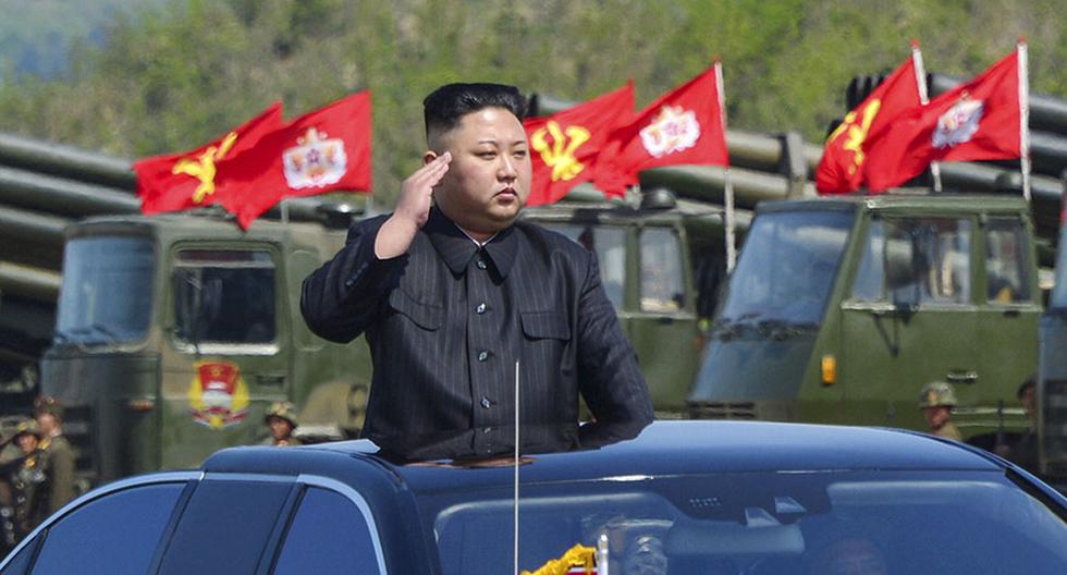 Kim Jong-un saluda a las tropas durante los entrenamientos. (AFP/KCNA).