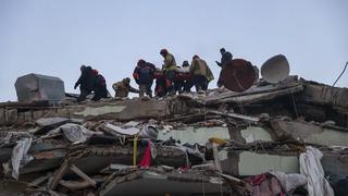 Rescatistas sacan vivos de entre los escombros a 5 miembros de una familia 129 horas después del terremoto en Turquía