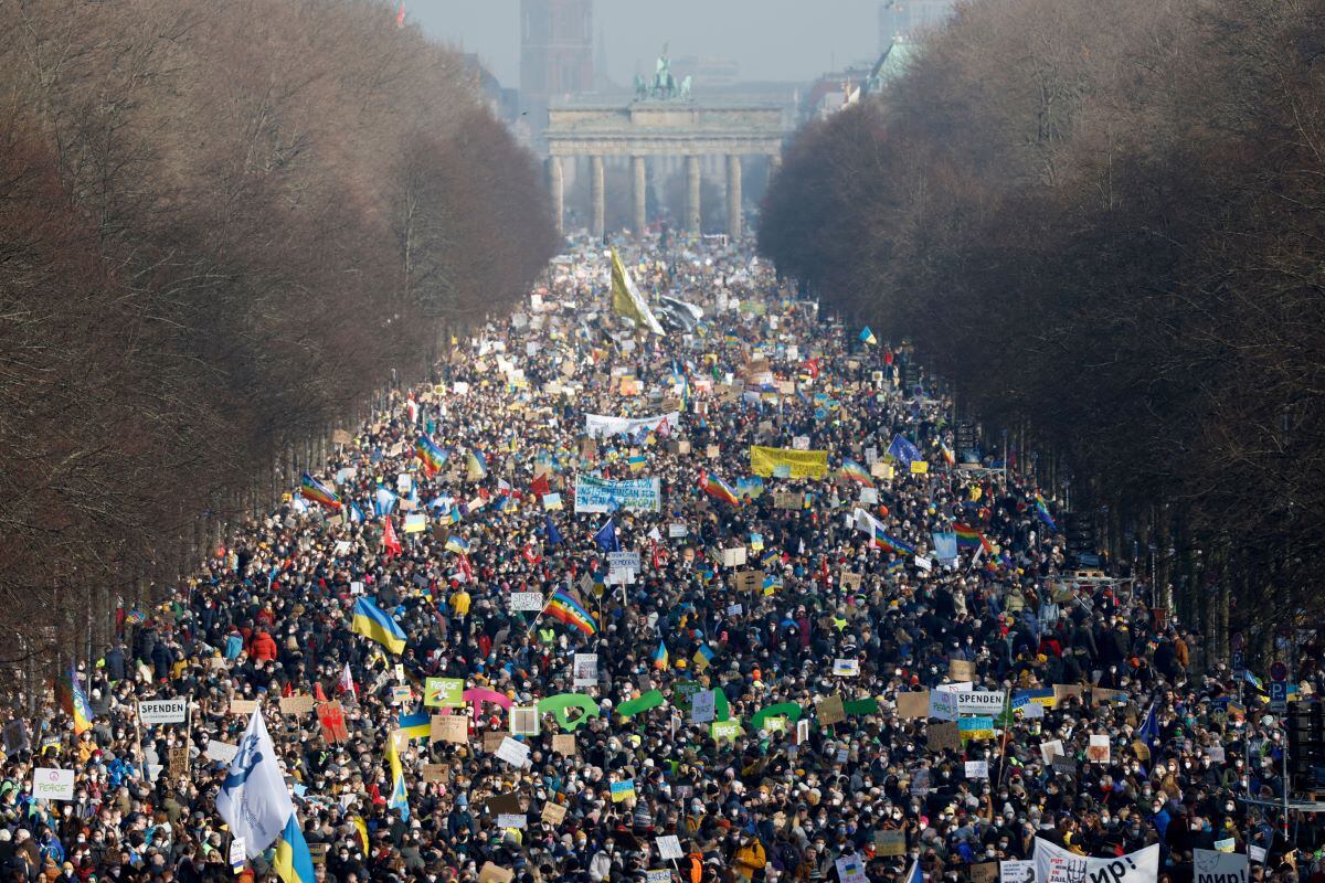 Demonstrators crowd around the Victory Column and near the Brandenburg Gate in Berlin, Germany, to protest against the Russian invasion of Ukraine on February 27, 2022. (Impar ANDERSEN / AFP)