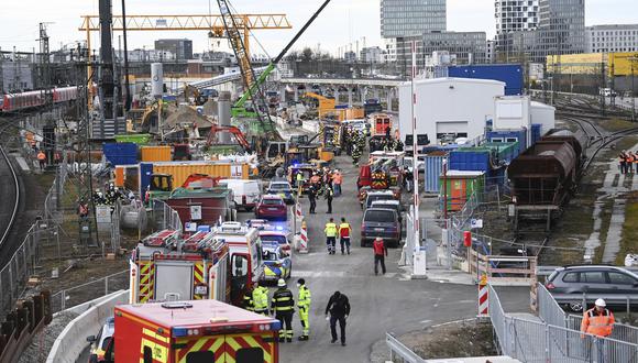Bomberos atendiendo la emergencia en Múnich. (Foto: AP)
