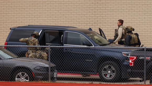 Los miembros del equipo SWAT se despliegan cerca de la Sinagoga Congregation Beth Israel en Colleyville, Texas, a unas 25 millas (40 kilómetros) al oeste de Dallas. (Andy JACOBSOHN / AFP).