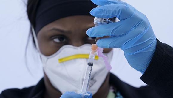 La enfermera vocacional licenciada Jelisa Stewart prepara una dosis de la vacuna Moderna contra el COVID-19 en Morgan Hill, California, el 3 de marzo de 2021. (AP/Jeff Chiu).