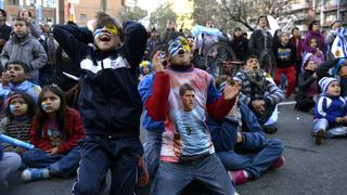 El delirio uruguayo en calles de Montevideo y Río de Janeiro