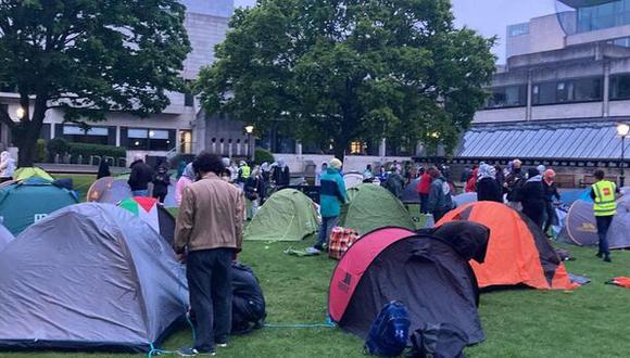 Decenas de estudiantes acamparon el viernes en los terrenos del Trinity College Dublin. (Foto: @TCDSU_President/Twitter)