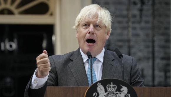El primer ministro británico saliente, Boris Johnson, habla frente a Downing Street en Londres.