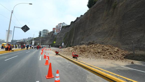Esta mañana hubo un derrumbe en el acantilado en la Costa Verde, a la altura de playa Los Yuyos, en Barranco (Foto: Alessandro Currarino).