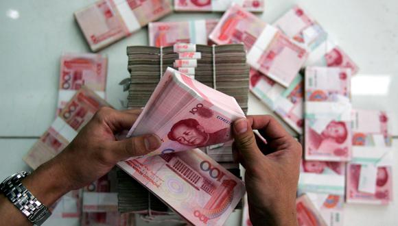 El yuan chino reemplazó al dólar estadounidense como la moneda más negociada en Rusia, un año después de que la invasión a Ucrania desencadenara a una serie de sanciones de Occidente en contra de Moscú.
