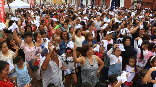 Cientos de personas participaron este domingo del evento denominado “Marinera en la Plaza”, una actividad que se desarrolla en Trujillo desde el año 2011 y cuyo objetivo es enseñar los pasos básicos para aprender a bailar la tradicional danza (Foto: Jhonny Aurazo)