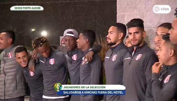 Los jugadores de la selección peruana saludaron a los hinchas que organizaron el banderazo. (Captura: América TV)