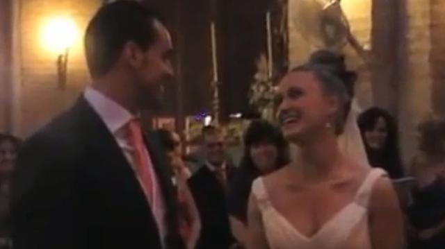 En una boda en España, la novia sorprendió cantando "Quiéreme" e hizo llorar a todos en la Iglesia. El video fue subido a Facebook, donde se volvió viral por conmover a los usuarios. (Foto: captura)