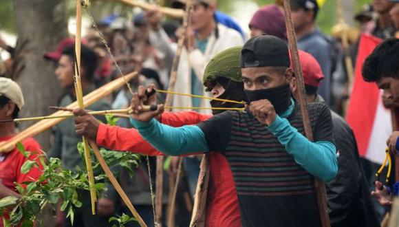 Armados con flechas y caucheras, los manifestantes se enfrentaron a la policía paraguaya. (Foto: Getty Images)