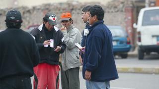 Capturan a dos vendedores de entradas falsas cerca del Estadio Nacional