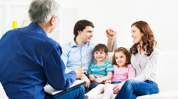  La intervención de un terapeuta familiar puede ayudar a los miembros de la familia a comunicarse mejor, resolver conflictos y entenderse mutuamente. Por ello, la terapia puede ser clave para reparar relaciones dañadas y establecer un entorno más saludable.