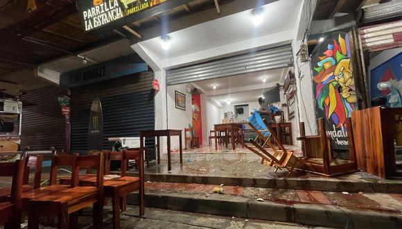 Fachada del restaurante donde un grupo armado disparó contra clientes y trabajadores en Montañita, Ecuador, el 20 de mayo de 2023. (Foto de STRINGER / AFP)