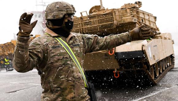 Un soldado del Ejército de Estados Unidos señala el camino hacia un tanque de batalla Abrams M1A2 que será utilizado en ejercicios militares. (MATEUSZ SLODKOWSKI / AFP).