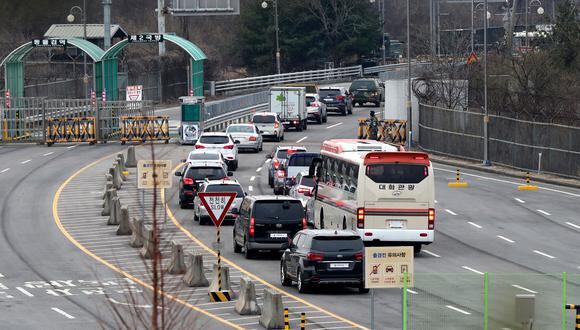 Vehículos transportando oficiales surcoreanos al puesto de control de la ciudad limítrofe de Kaesong, en Corea del Norte. (Foto: AFP)