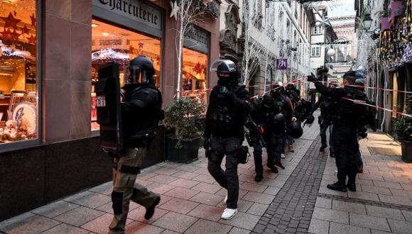 Efectivos de la Brigada de Búsqueda e Intervención de la policía gala participan en la búsqueda del sospechoso tras el atentado de ayer en un mercado de Navidad en Estrasburgo. (Foto: EFE)