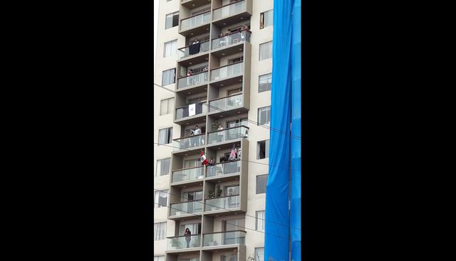 Vecinos que se encuentran cerca de la avenida Brasil han colocado banderas de color blanco y negro durante la Parada Militar. (Foto: El Comercio)