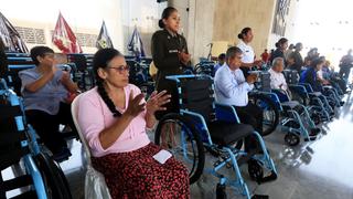 Entregan en donación sillas de ruedas al personal militar y civil con discapacidad de las Fuerzas Armadas